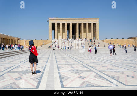 ANKARA, Türkei - 29. Juli 2019: Touristen, die das Atatürk Mausoleum, das Mausoleum Anitkabir, monumentale Grab von Mustafa Kemal Atatürk, Stockfoto