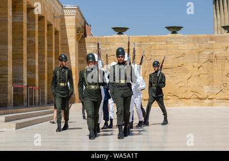 ANKARA, Türkei - 29. Juli 2019: Die Wache shift Zeremonie im Mausoleum von Atatürk - Ankara, Türkei Stockfoto