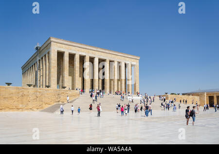 ANKARA, Türkei - 29. Juli 2019: Touristen, die das Atatürk Mausoleum, das Mausoleum Anitkabir, monumentale Grab von Mustafa Kemal Atatürk, Stockfoto