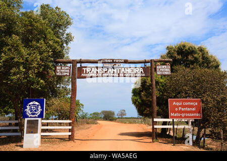 Pantanal Eingangstor entlang der Transpantaneira Feldweg. Brasilianische Wahrzeichen. Straße in perpective Stockfoto