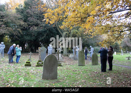 Slimbridge, Gloucestershire, Vereinigtes Königreich, 11.09.2018. In einer verschlafenen Dorf Kirchhof, Slimbridge, geisterhaften Figuren WW1 infantry Männer stand von Graves Stockfoto