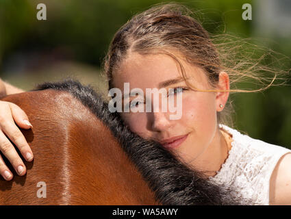 Ein Mädchen und ihr Pferd Stockfoto