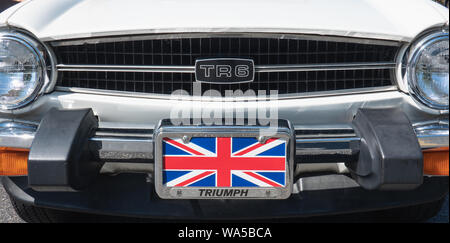 West Chester, PA - August, 11, 2019: Nahaufnahme der vorderen Ende und Kühlergrill eines weißen Triumph TR6 mit der britischen Flagge in einem kennzeichenhalter. Stockfoto