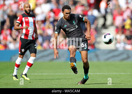 Southampton, Großbritannien. 17. August 2019. Liverpool defender Trent Alexander-Arnold löscht upfield während der Premier League Match zwischen Southampton und Liverpool in der St. Mary's Stadium, Southampton am Samstag, den 17. August 2019. Nur die redaktionelle Nutzung, eine Lizenz für die gewerbliche Nutzung erforderlich. Foto darf nur für Zeitung und/oder Zeitschrift redaktionelle Zwecke verwendet werden. (Credit: Jon Bromley | MI Nachrichten) Credit: MI Nachrichten & Sport/Alamy leben Nachrichten Stockfoto