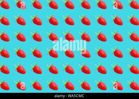 Lebendige Frucht Muster der frische Erdbeeren auf farbigen Hintergrund Stockfoto