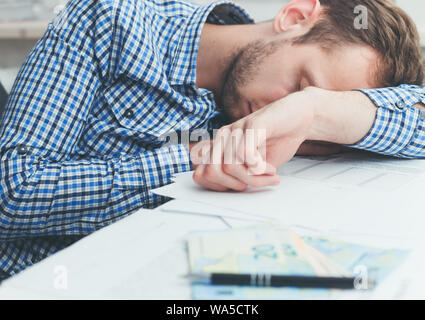 Überarbeitet und müde im Büro schlafen über bei der Arbeit am Tisch im Büro Stockfoto