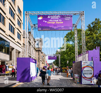 Underbelly Willkommen anmelden, George Square beim Edinburgh Festival Fringe, Schottland, Großbritannien Stockfoto