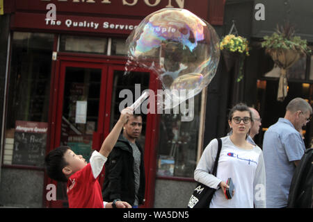 Junge Chinese Spaß Platzen große Seifenblase Bild © Jack Ludlam Stockfoto