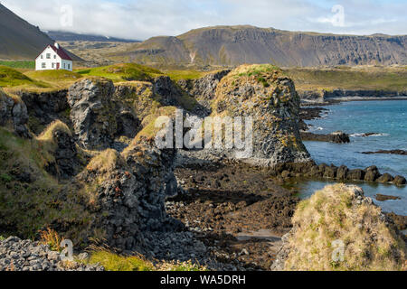 Rocky Einlass bei Arnarstapi, Island Stockfoto