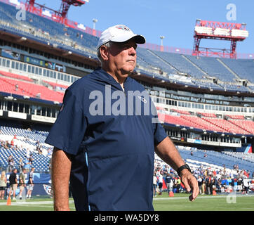 17.August 2019; Nashville, TN, USA New England Patriots defensive Coordinator Dean Pees Wanderungen aus dem Feld während Pre-Spiel zwischen den New England Patriots und die Tennessee Titans und Nissan Stadium. (Foto: Steve Roberts/CSM) Stockfoto