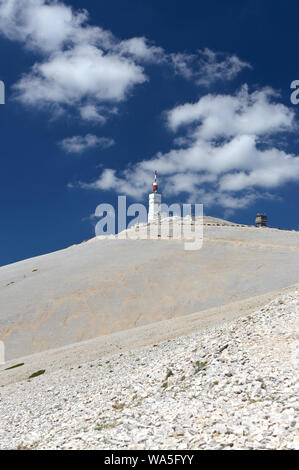 Blick auf den Mont Ventoux in der Provence, Frankreich. Manchmal Ende der Tour-de-Farnce-Stufen im Sommer Stockfoto