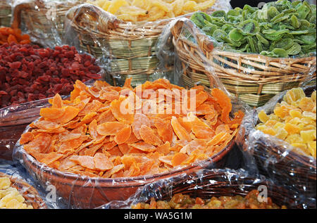 Getrocknete Früchte auf dem Markt in Italien Stockfoto