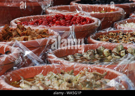 Antipasti, saure Gemüse und getrocknete Früchte Stockfoto