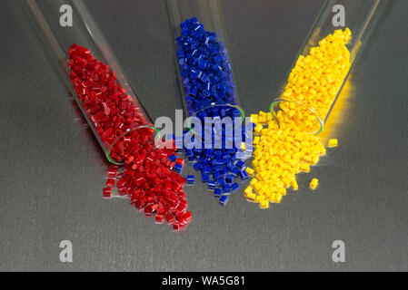 Blau, Rot und Gelb Polymerharz im Labor auf Metallplatte Stockfoto