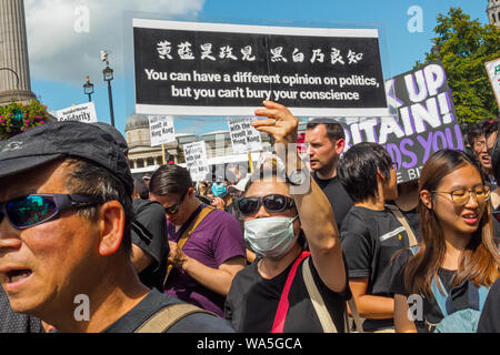 London, Großbritannien. 17. August 2019. Unterstützer von Hong Kongs Freiheit marschiert Met in Trafalgar Square und marschierten hinunter Whitehall zu Parliament Square. Sie wiederholten die fünf Forderungen der Demonstranten in Hongkong, GROSSBRITANNIEN, um zu bestätigen, dass China der Chinesisch-britischen Gemeinsamen Erklärung verletzt und für das Vereinigte Königreich und die USA Sanktionen gegen die Verantwortlichen für die Verletzungen der Menschenrechte und der Freiheiten in Hongkong zu verhängen. Ihr Protest wurde von jungen chinesischen Demonstranten bezeichnete sie als Verräter. Peter Marshall / alamy Leben Nachrichten Stockfoto