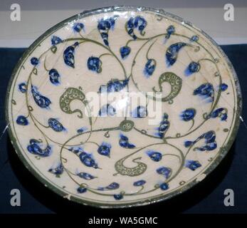 Schale mit arabesque Design, Iran, 13. Jahrhundert AD, Blau und Grün auf weißem Grund Keramik Glasur Stockfoto