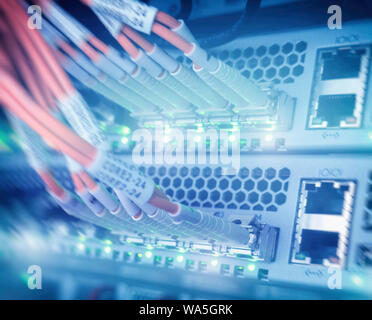 Optische Kabel und Netzwerk Anschluss. Technologie Hintergrund. Stockfoto