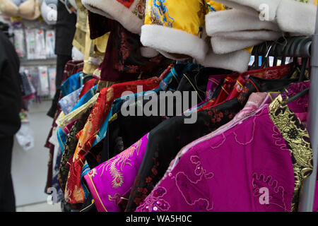 Buenos Aires, Argentinien. Einige Kimonos und andere chinesische Kleidung in einem chinesischen Basar, in der Chinatown von Belgrano. Stockfoto