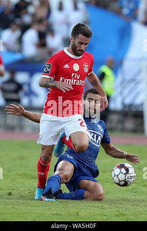 Oeiras, Portugal. 17 Aug, 2019. Rafa Silva von SL Benfica (L) Mias mit Jonatan Lucca von Belenenses traurig während der Portugiesischen Liga - primeira Liga-Fußballspiel zwischen Belenenses traurig und SL Benfica an der Jamor Stadion in Oeiras am 17. August 2019. Credit: Pedro Fiuza/ZUMA Draht/Alamy leben Nachrichten Stockfoto