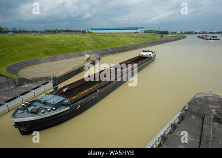 Leere Container-Schiff auf dem Fluss kommen zu einem Wehr mit Verriegelung Stockfoto