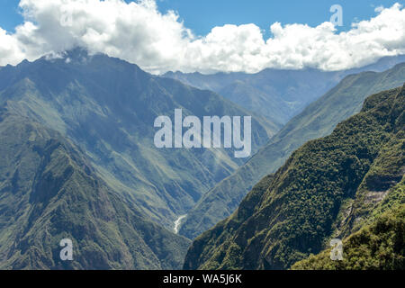 Apurimac in Grün tiefe Tal mit weißen Wolken am Gipfel und blauen Himmel in sonniger Tag, der Peruanischen Anden auf Choquequirao Stockfoto