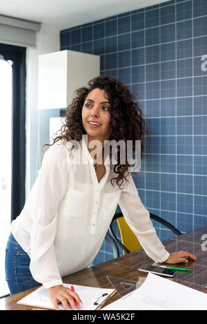 Business Frau in einem Coworking Space Stockfoto