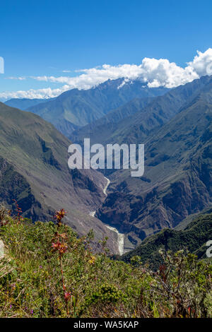 Apurimac in Grün tiefe Tal mit weißen Wolken am Gipfel und blauen Himmel in sonniger Tag, der Peruanischen Anden auf Choquequirao Stockfoto