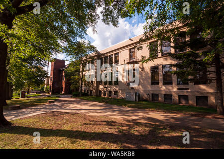 Edgewood Volksschule der Woodland Hills School District im Sommer. Der ursprüngliche Teil des Gebäudes geöffnet 1892, Edgewood, PA, USA Stockfoto