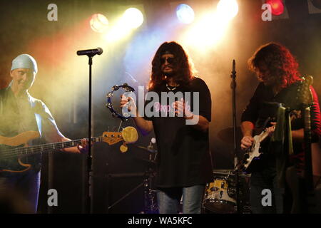 Von Zlin ist eine der ältesten und wohl erfolgreichste tschechische Coverbands. Deep Purple Revival oder "Koberec Band "benannt nach dem frontmann Miroslaw "Koberec" konarek. Die Band wurde gegründet in den späten Tage der sozialistischen CSSR der Wichtigste, der drei Deep Purple Sänger, sie durften in der Mitte zu spielen - 90s in die öffnung Tat, als auch bei den Tieren. So weit, die Männer freigegeben 3 CDs mit Coverversionen von Deep Purple Klassiker und sogar eine Hymne wie "sweet Child in Time" klingt absolut wahren Stil mit den Jungs zu. (Foto von Simone Kuhlmey/Pacific Press) Stockfoto