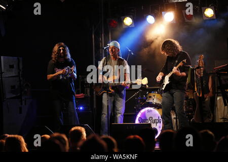 Von Zlin ist eine der ältesten und wohl erfolgreichste tschechische Coverbands. Deep Purple Revival oder "Koberec Band "benannt nach dem frontmann Miroslaw "Koberec" konarek. Die Band wurde gegründet in den späten Tage der sozialistischen CSSR der Wichtigste, der drei Deep Purple Sänger, sie durften in der Mitte zu spielen - 90s in die öffnung Tat, als auch bei den Tieren. So weit, die Männer freigegeben 3 CDs mit Coverversionen von Deep Purple Klassiker und sogar eine Hymne wie "sweet Child in Time" klingt absolut wahren Stil mit den Jungs zu. (Foto von Simone Kuhlmey/Pacific Press) Stockfoto