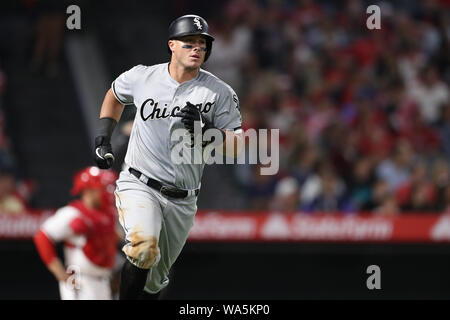 August 16, 2019: Chicago White Sox catcher James McCann (33) runden die Grundlagen nach der Kollision mit einem Grand Slam während des Spiels zwischen den Chicago White Sox und die Los Angeles Engel von Anaheim im Angel Stadium in Anaheim, CA, (Foto von Peter Joneleit, Cal Sport Media) Stockfoto