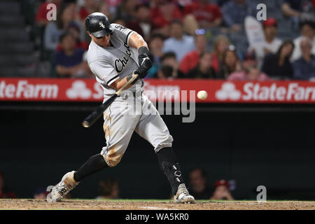 August 16, 2019: Chicago White Sox catcher James McCann (33) Gürtel ein Grand Slam während des Spiels zwischen den Chicago White Sox und die Los Angeles Engel von Anaheim im Angel Stadium in Anaheim, CA, (Foto von Peter Joneleit, Cal Sport Media) Stockfoto