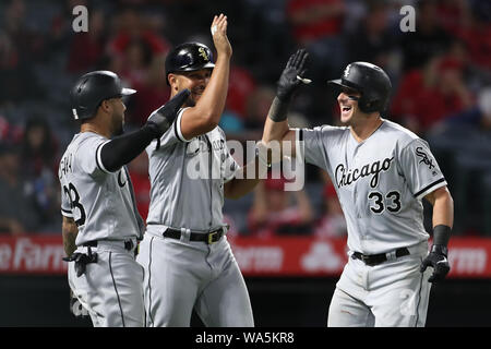 August 16, 2019: Chicago White Sox catcher James McCann (33) erhält hohe fives von teamkollegen schlagen Sie ein Grand Slam während des Spiels zwischen den Chicago White Sox und die Los Angeles Engel von Anaheim im Angel Stadium in Anaheim, CA, (Foto von Peter Joneleit, Cal Sport Media) Stockfoto