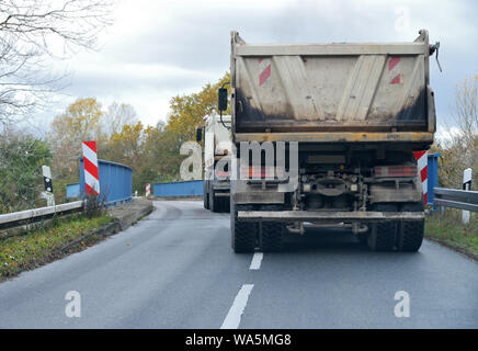 Gefährliche Situation auf der Brücke mit zwei Lkw Stockfoto