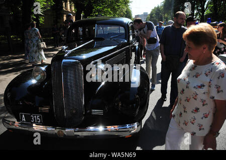 Riga, Lettland. 17 Aug, 2019. Besucher anzeigen - Timer ein altes Auto bei Riga Retro 2019 in Riga, Lettland, am 12.08.17., 2019. Die jährlichen Oldtimer Treffen Riga Retro2019 von Antique Automobile Club von Lettland und Riga Motor Museum organisiert, der Weg von hier am Samstag. Mehr als 100 antiken Fahrzeuge der verschiedenen Zeiten und Stile nahmen an der Veranstaltung teil. Credit: Janis/Xinhua Stockfoto