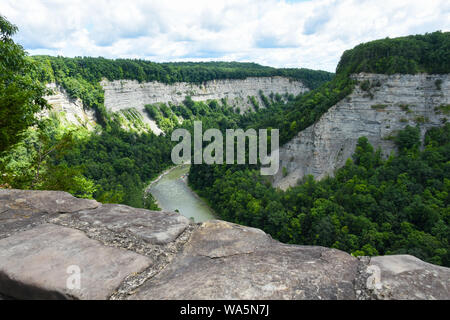 Scherbolzen Klippen sind in den Genesee River Gorge von Letchworth State Park. Stockfoto