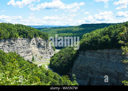 Scherbolzen Klippen sind in den Genesee River Gorge von Letchworth State Park. Stockfoto