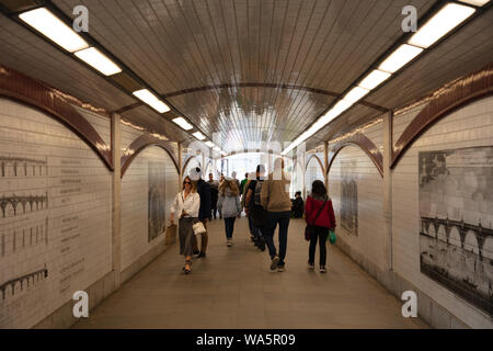 Ein Tunnel an der South Bank in London verbinden Spazierwege entlang der Themse. Stockfoto