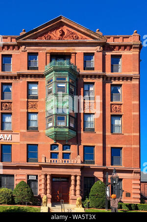 Portsmouth, NH/USA - 16.Oktober 2018: Rockingham Hotel ist ein historisches Hotel aus dem Jahr 1885. Es ist ein frühes Beispiel der Colonial Revival Architektur. Stockfoto