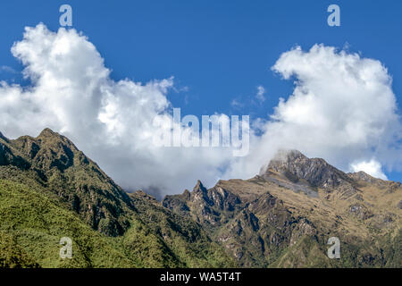 Apurimac in Grün tiefe Tal mit weißen Wolken am Gipfel und blauen Himmel in sonniger Tag, der Peruanischen Anden auf Choquequirao Stockfoto