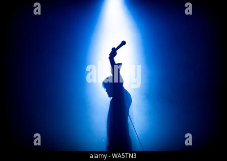 Brett Anderson von der englischen Rockband, Wildleder, gesehen bei Vodafone Paredes de Coura Music Festival in Paredes de Coura, Portugal leben. Stockfoto