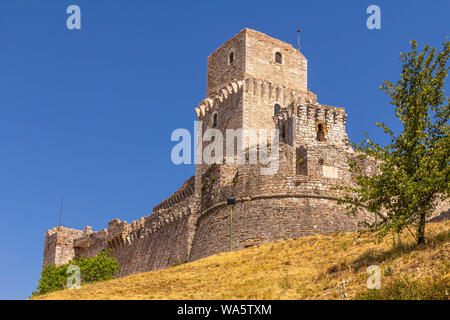 Die Burg Rocca Maggiore auf einem Hügel über der Stadt Assisi in Umbrien, Italien Stockfoto