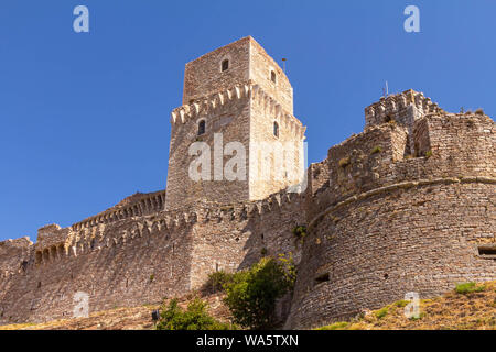 Die Burg Rocca Maggiore auf einem Hügel über der Stadt Assisi in Umbrien, Italien Stockfoto