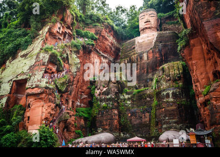 Vollständige Ansicht des Leshan Giant Buddha oder Dafo aus River Boat in Leshan Sichuan China Stockfoto
