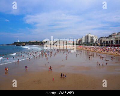 07. August 2019, France (Frankreich), Biarritz: Der zentrale Strand 'Grand Plage'. Während der G7-Gipfel der großen Industrie Nationen, der eleganten französischen Badeort Biarritz wird in ein high-security Zone verwandelt werden, und der Strand wird geschlossen bleiben. Die G7-Gipfel findet vom 24. bis 26. August. (Zu "G7-Gipfel verursacht Unruhe im französischen Baskenland") Foto: Christian Böhmer/dpa Stockfoto