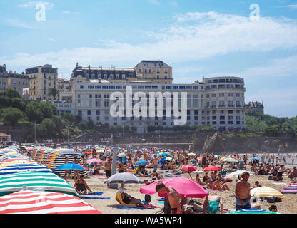 06. August 2019, France (Frankreich), Biarritz: Der zentrale Strand 'Grand Plage', im Hintergrund der Bellevue Congress Center. Während der G7-Gipfel der großen Industrie Nationen, der eleganten französischen Badeort Biarritz wird in ein high-security Zone umgewandelt werden. Die G7-Gipfel findet vom 24. bis 26. August. (Zu "G7-Gipfel verursacht Unruhe im französischen Baskenland") Foto: Christian Böhmer/dpa Stockfoto