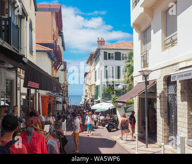 07. August 2019, France (Frankreich), Biarritz: Touristen in der Einkaufsstraße Rue de Port-Vieux. Während der G7-Gipfel der großen Industrie Nationen, der eleganten französischen Badeort Biarritz wird in ein high-security Zone umgewandelt werden. Die G7-Gipfel findet vom 24. bis 26. August. (Zu "G7-Gipfel verursacht Unruhe im französischen Baskenland") Foto: Christian Böhmer/dpa Stockfoto