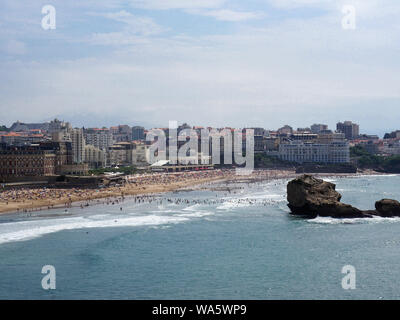 06. August 2019, France (Frankreich), Biarritz: Blick auf die Stadt vom Norden, auf der linken Seite ist das Hotel du Palais. Während der G7-Gipfel der großen Industrie Nationen, der eleganten französischen Badeort Biarritz wird in ein high-security Zone umgewandelt werden. Die G7-Gipfel findet vom 24. bis 26. August. (Zu "G7-Gipfel verursacht Unruhe im französischen Baskenland") Foto: Christian Böhmer/dpa Stockfoto