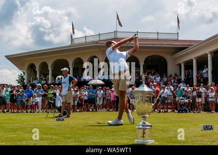 August 17, 2019, Dorf von Pinehurst, North Carolina, USA: August 17, 2019 - Dorf von Pinehurst, North Carolina, USA - ANDY OGLETREE von Little Rock, Arkansas zweigt weg vor der 2020 U.S. Open Championship Trophy im Semifinale des USGAÃs 119 US-Amateur Meisterschaft bei Pinehurst Resort & Country Club (Kurs Nr. 2), 12.08.17, 2019 in der Nähe von Pinehurst, North Carolina. Pinehurst Resort hat als Ort der Mehr Einzel-Meisterschaften als jeder Kurs in Amerika diente. Die 18 Zoll - hohes, Silber Trophy wurde ursprünglich von den Vereinigten Staaten Gol in Betrieb genommen Stockfoto