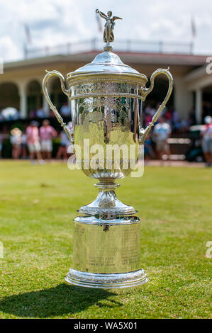 August 17, 2019, Dorf von Pinehurst, North Carolina, USA: August 17, 2019 - Dorf von Pinehurst, North Carolina, USA - Die 2020 U.S. Open Championship Trophy war auf Anzeige im Semifinale des USGAÃs 119 US-Amateur Meisterschaft bei Pinehurst Resort & Country Club (Kurs Nr. 2), 12.08.17, 2019 in der Nähe von Pinehurst, North Carolina. Pinehurst Resort hat als Ort der Mehr Einzel-Meisterschaften als jeder Kurs in Amerika diente. Die 18 Zoll - hohes, Silber Trophy wurde ursprünglich von der United States Golf Association in Auftrag gegeben wurde und von der Gorham Unternehmen gemacht. (C Stockfoto